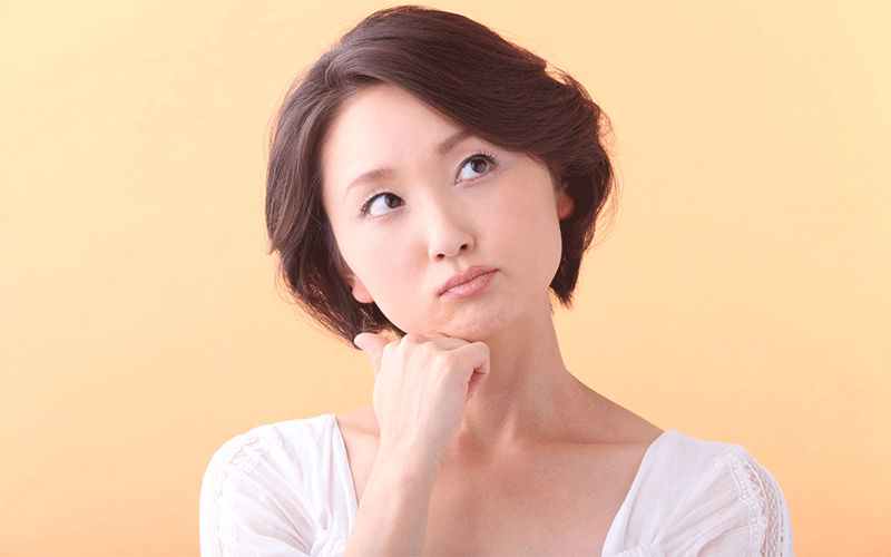 カーリースと購入で迷う女性