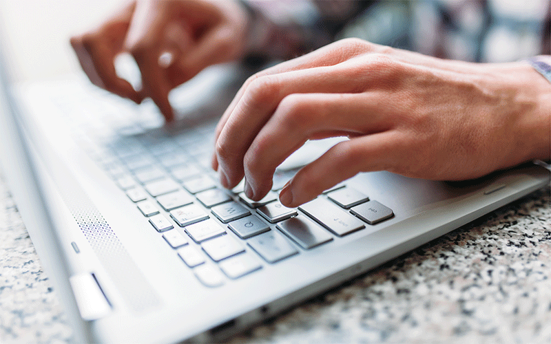 カーリースと購入で迷う女性