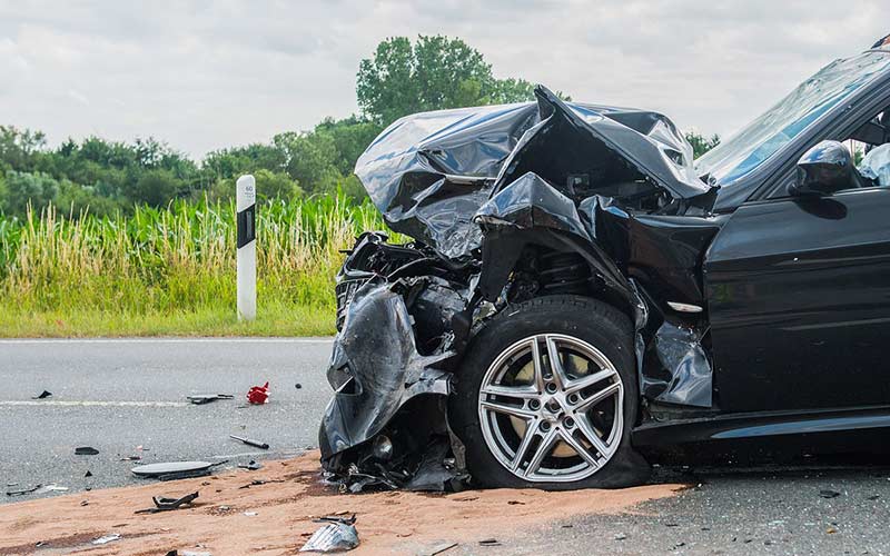 カーリース契約中に車が全損したら保険で対応できる?違約金や事故後の対処法も解説